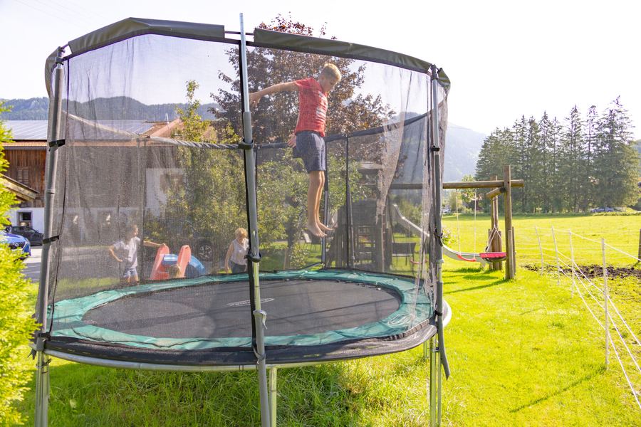 Trampolin im Garten vor den Bergen