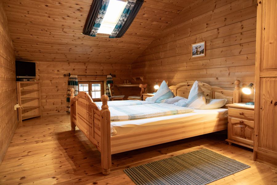 Doppelbett im Gästezimmer