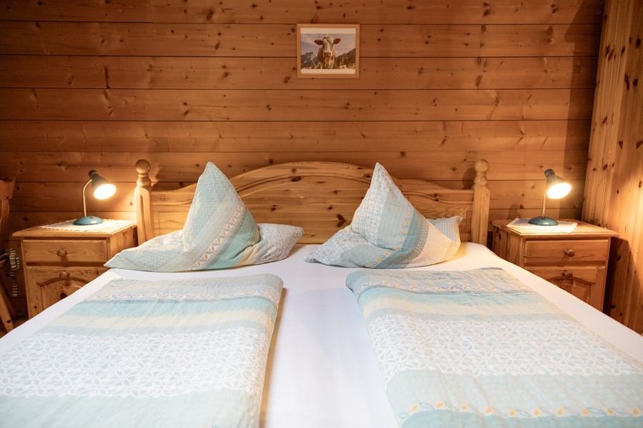 Doppelbett mit Nachttischen
