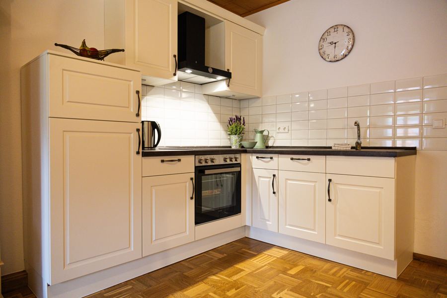 Küche mit Backofen und Kühlschrank