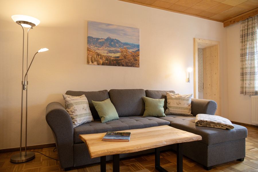 Sitzecke mit Sofa und Couchtisch