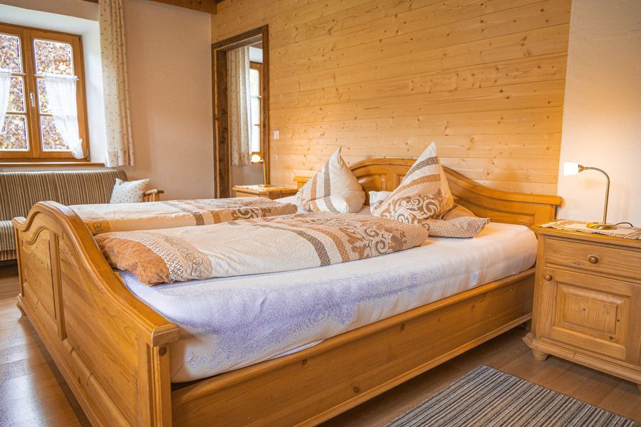 Schlafzimmer mit Doppelbett