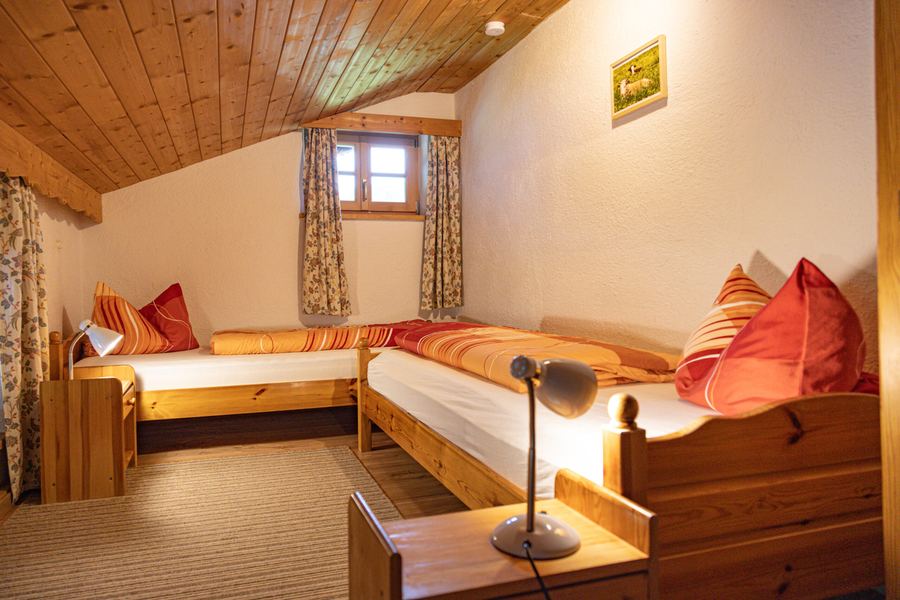 Schlafzimmer mit zwei Einzelbetten