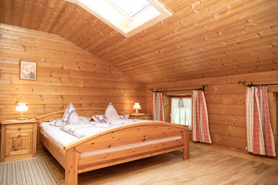 Schlafzimmer unter der Dachschräge