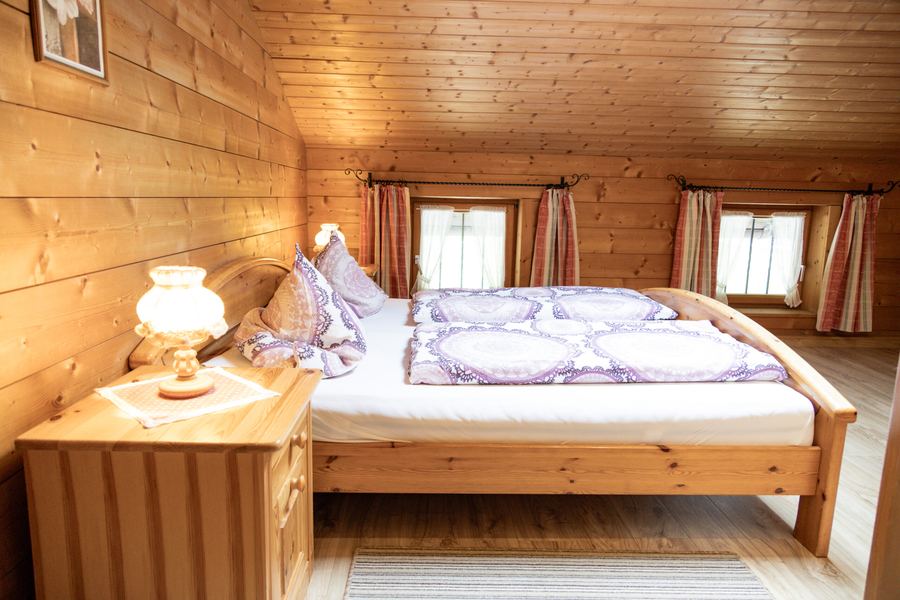 Schlafzimmer mit Doppelbett