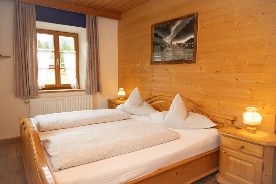 Schlafzimmer mit Doppelbett