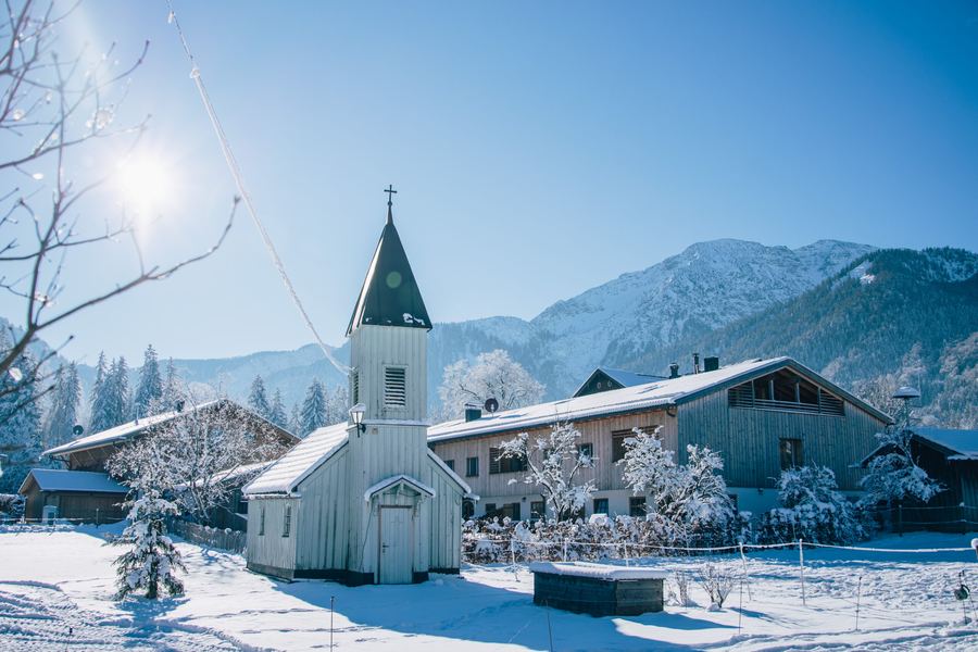 Kirche und Hof im Schnee