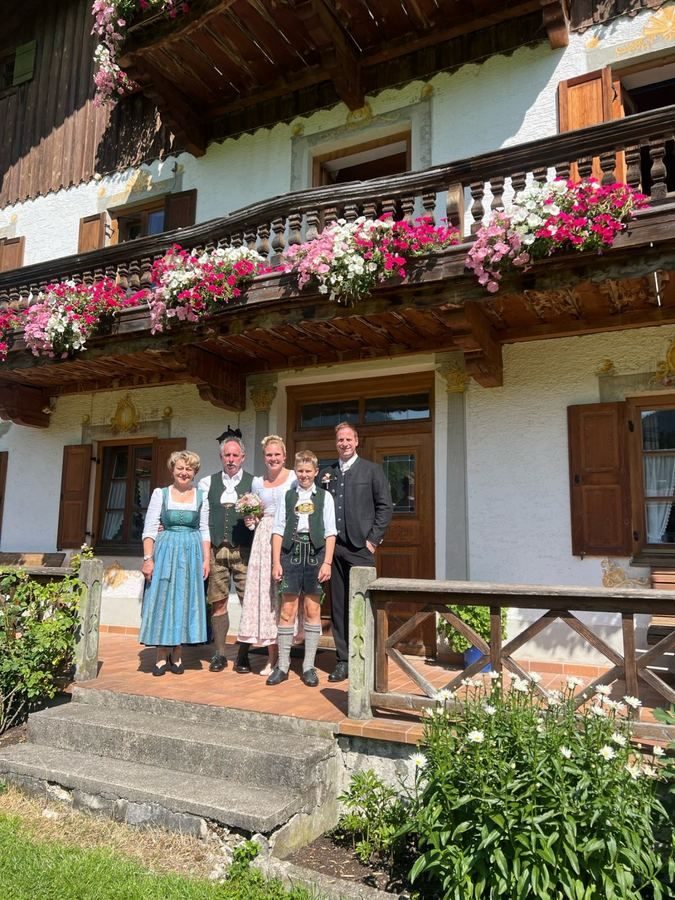 Familie Rosenberger vor dem Gödenbauernhof